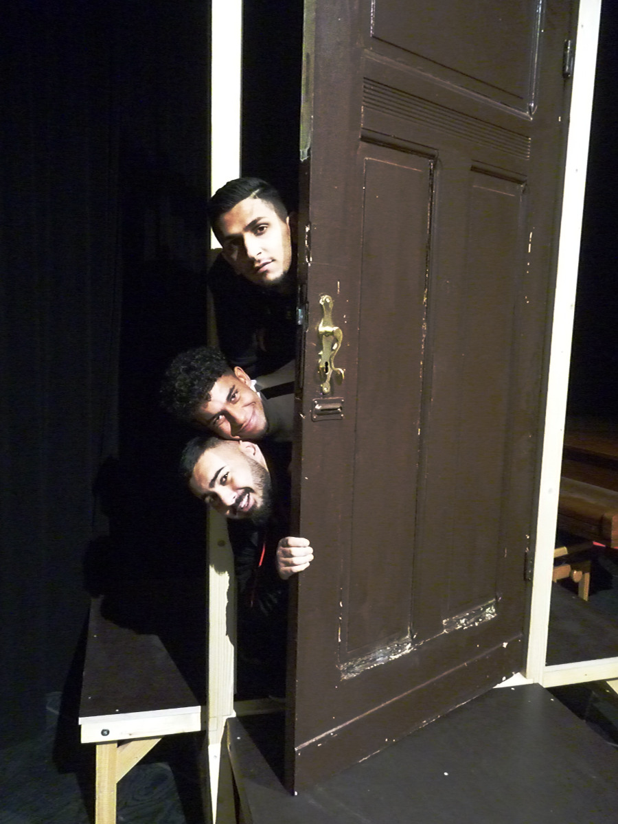 drei hinter der tür