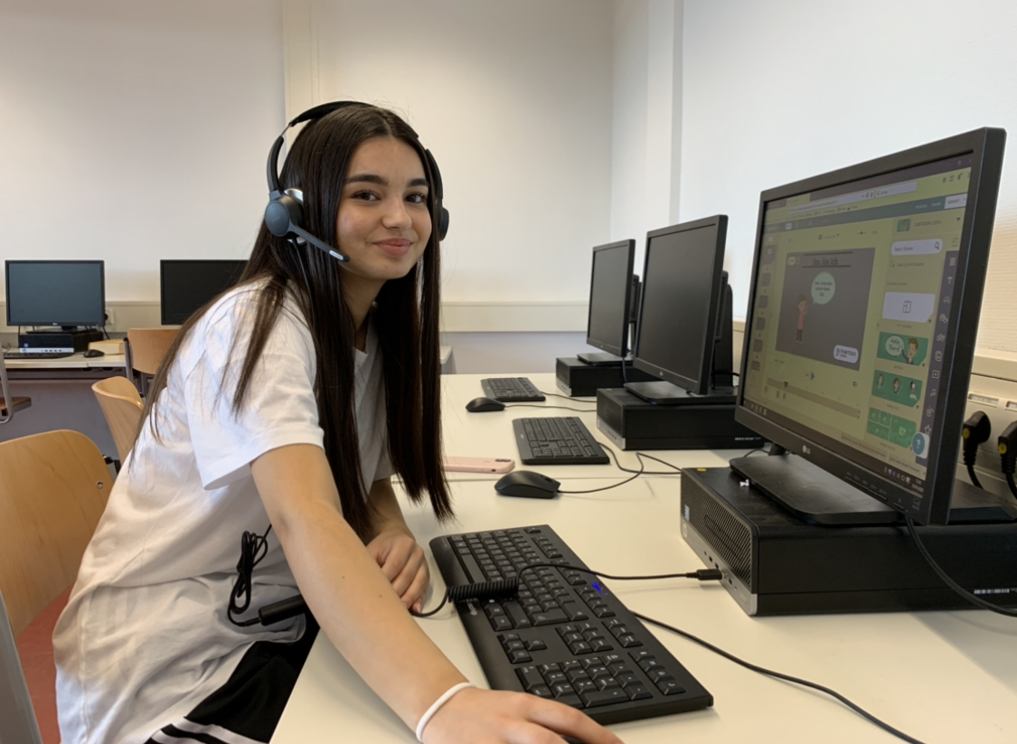 Schülerin am Computer