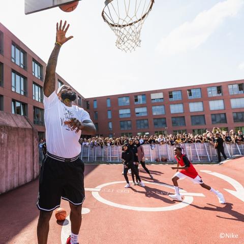 LeBron James wirft einen Korb an der OHS