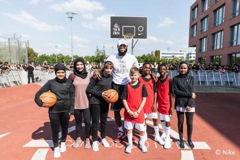 Stolze Schülerinnen und Schüler vor dem Spiel gegen LeBron James