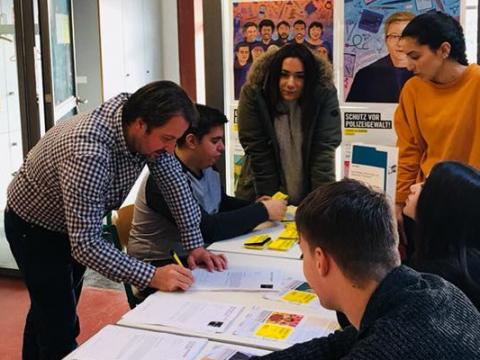 Der Schulleiter ist auch dabei