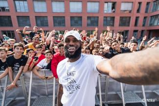 LeBron James mit begeisterten Schülerinnen und Schülern der Otto-Hahn-Schule