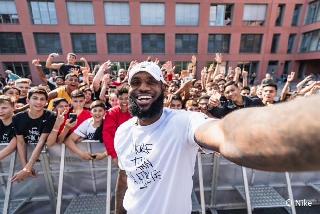 LeBron James mit begeisterten Schülerinnen und Schülern der Otto-Hahn-Schule